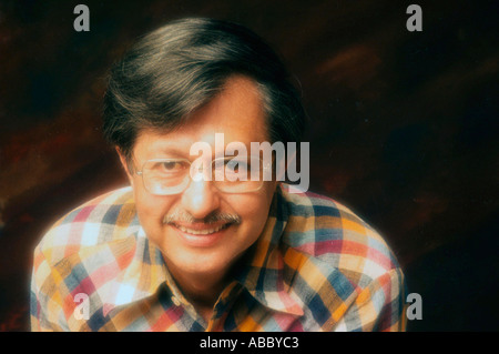 Il vecchio uomo Pesi maglietta indossa guardando la telecamera con un sorriso Foto Stock