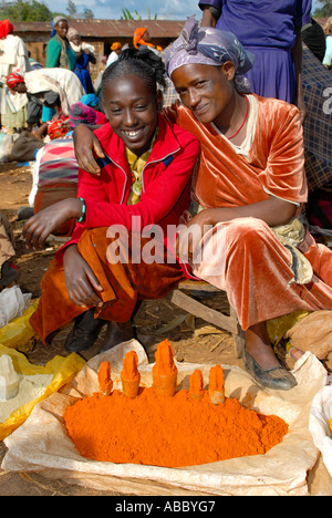 Giovani donne che ridono del popolo Dorze vendere aprire peperoncino in polvere sul mercato Chencha in Etiopia Foto Stock