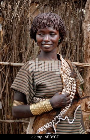 Ritratto di giovane donna che indossa una catena di kauri mitili sul mercato di Keyafer Etiopia Foto Stock