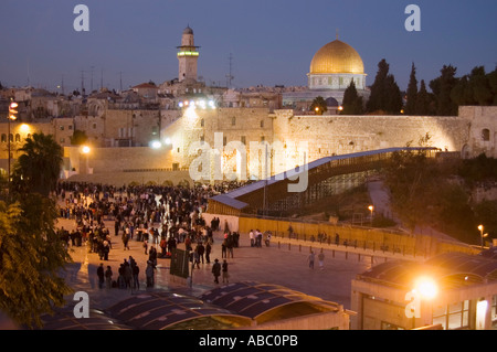 Israele Gerusalemme Yerushalayim il Muro del Pianto e la cupola di una roccia Foto Stock