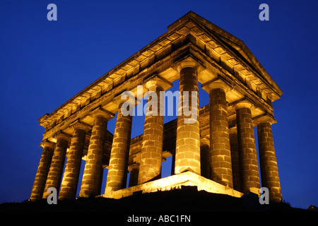 Monumento Penshaw, illuminata di notte. Il monumento può essere visto a Tyne and Wear, in Inghilterra. Foto Stock