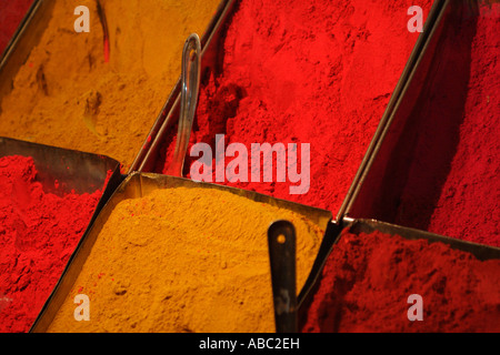 Polveri colorate in vendita presso la Devraja Urs Mercato di Mysore, Karnataka. Foto Stock