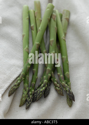 Asparagi sul tovagliolo di crema Foto Stock