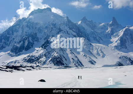 Sul ghiacciaio Mer de Glace Dome de Rochefort 4015 m Arret de Rochefort Dent du Geant 4013 m Chamonix Alta Savoia in Francia Foto Stock