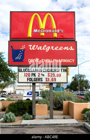 McDonalds e Walgreens segni e parcheggio Arizona USA Foto Stock