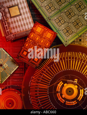 Elettronica - impaginazione grafica di schede a circuito stampato di varie forme e dimensioni senza componenti. Foto Stock