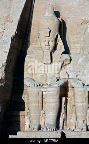 Vista del ramses il grande s Abou Simbel tempio lungo il lago aswaan in Egitto Foto Stock