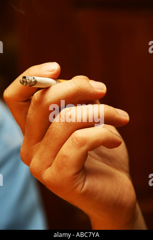 Mano che regge una sigaretta Foto Stock