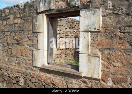 Riquadro del vetro sulle rovine di un australiano colonial farm house nel bush Australiana Foto Stock