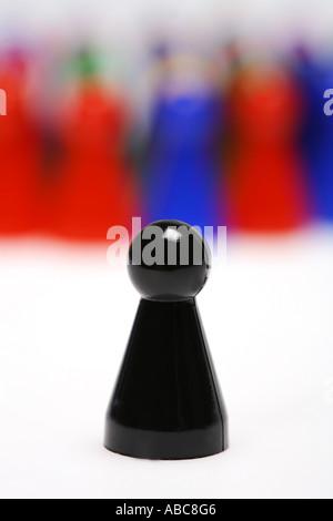 Gruppo di dama cinese figure con un unico token nero Foto Stock