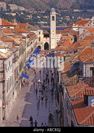 Dubrovnik, sud della Dalmazia, Croazia. Placa o Stradun (via principale) Torre dell Orologio in Piazza Luza a fine lontana Foto Stock