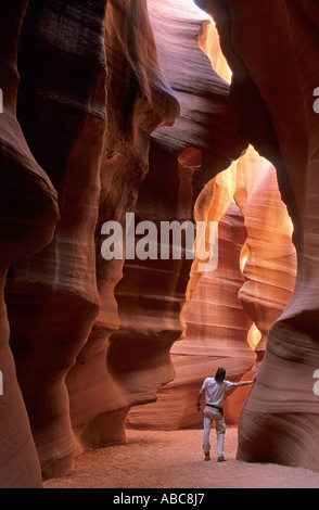 Uomo in piedi nella parte superiore Antelope Canyon vicino a pagina, Arizona, Stati Uniti d'America Foto Stock