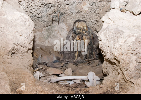 Mummia in una grotta a San Juan del Rosario, Bolivia Foto Stock