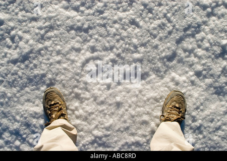 Uomo in piedi sul sale, Salar de Uyuni, Bolivia Foto Stock