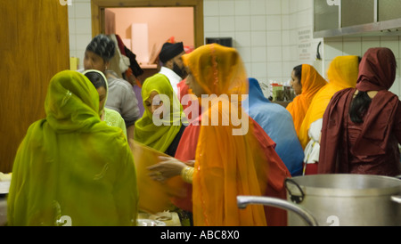 Le donne della comunità sikh preparare cibo per Langar Foto Stock
