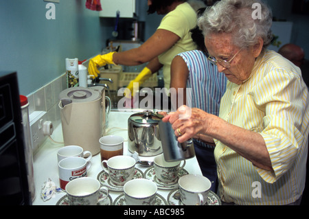 Donna anziana il tè in scatola protetta, Lambeth Regno Unito Foto Stock