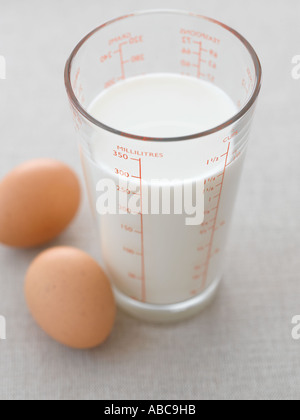Il latte nel bicchiere misurino con uova - fascia alta Hasselblad 61mb di immagine digitale Foto Stock