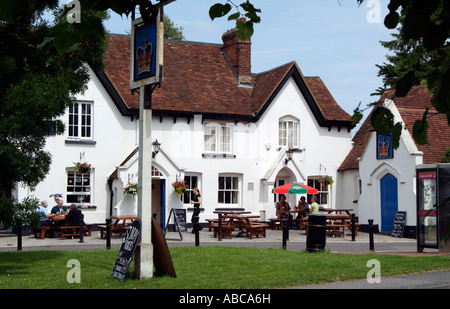 Pub Inglese Il Crown Inn at Kingsclere in Hampshire Southern England Regno Unito Foto Stock