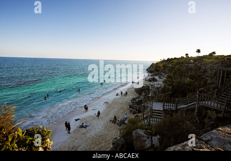 Vista della spiaggia di maya sito archeologico di Tulum Foto Stock