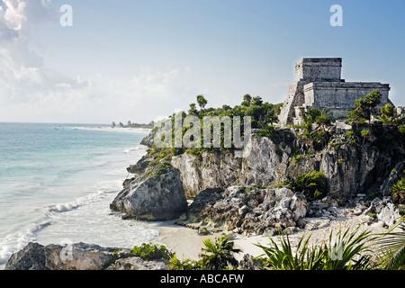 Vista della spiaggia di maya sito archeologico di Tulum Foto Stock