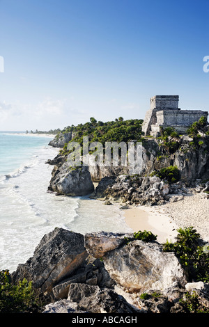 Vista della spiaggia di maya sito archeologico di Tulum Foto Stock