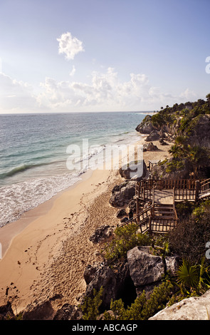 Vista della spiaggia di maya sito archeologico di Tulum Foto Stock