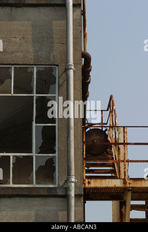 Vecchio abbandonati ex fabbrica industriale edificio nel decadimento Foto Stock