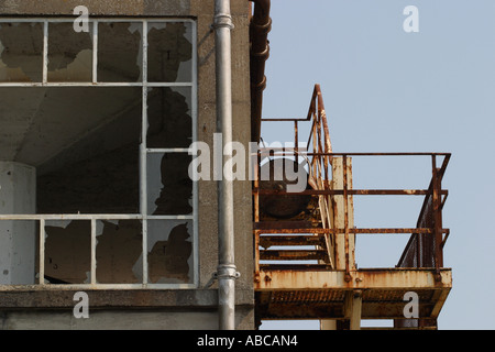 Vecchio abbandonati ex fabbrica industriale edificio nel decadimento Foto Stock