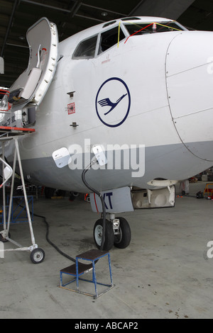 Boeing 737 compagnia aerea Jet aereo di linea in fase di revisione di ispezione di manutenzione in hangar Foto Stock