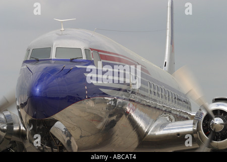 Douglas DC-6 classic vintage propellor aereo di linea a partire dagli anni cinquanta azionato da Red Bull presi 2006 Foto Stock