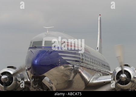 Douglas DC-6 classic vintage propellor aereo di linea a partire dagli anni cinquanta azionato da Red Bull presi 2006 Foto Stock