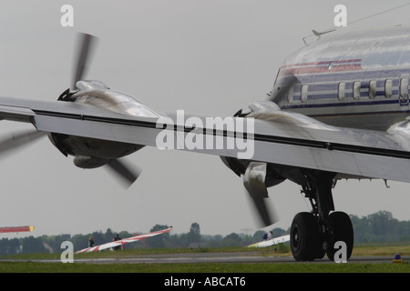 Douglas DC-6 classic vintage elica aereo di linea a partire dagli anni cinquanta azionato da Red Bull presi 2006 Foto Stock