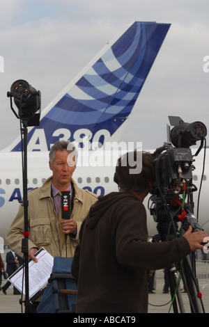 Televisione news reporter e cameraman durante la trasmissione live di circa il nuovo Airbus A380 Airbus aereo di linea Foto Stock