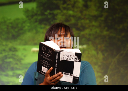 Hay Festival Malorie Blackman autore di bambini giovani adulti romanzi di fantascienza lettura presso la Hay Festival di letteratura Maggio 2006 Foto Stock