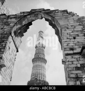 Qutb Minar visto attraverso l'arco Mehrauli Quwwat ul islam moschea complesso datato inizio sultanato periodo 1199 A D Delhi India Foto Stock