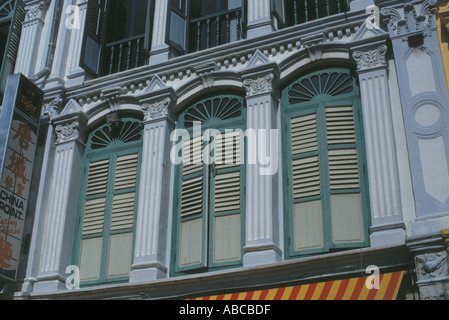 Windows di una bottega in Temple Street a Singapore Foto Stock