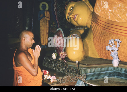Bassa del paese dipinto Sri Subadrarama Vihara Deniwala senior Bhikku con il Buddha con gli occhi di zaffiro Foto Stock