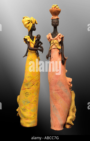 Figurativo femmina africani le donne formano stare in piedi alti allungata sottile figura elegante che trasportano il possesso figure carattere tr Foto Stock