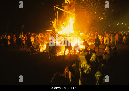 Up Helly AA Lerwick Shetlands Scotland Celebration of the Midwinter Viking Fire festival gennaio 1970 1970s UK HOMER SYKES Foto Stock