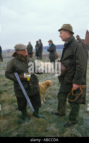 Riprese di gioco del Regno Unito bird shoot tiratori gustare un drink mentre fuori su un giorno di riprese. Lancashire degli anni ottanta anni ottanta Inghilterra HOMER SYKES Foto Stock