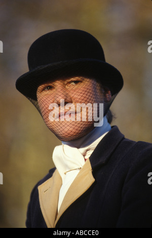 Fox Hunting una giovane donna il Duca di Beaufort Hunt indossa un velo tradizionale, un cappello da bowling mentre cavalca, Gloucestershire 1980s UK HOMER SYKES Foto Stock