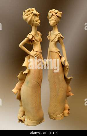Figurativo femmina africani le donne formano stare in piedi alti allungata sottile figura elegante che trasportano il possesso figure carattere tr Foto Stock