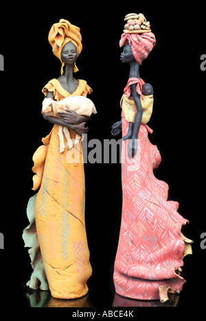 Figurativo femmina africani le donne formano stare in piedi alti allungata sottile figura elegante che trasportano il possesso figure carattere tr Foto Stock