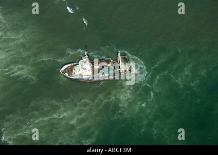 Antenna scatafascio peschereccio sul reef Skelton Costa della Namibia Africa australe Foto Stock