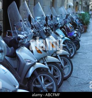 Scooter italiano sulla strada di Firenze Foto Stock