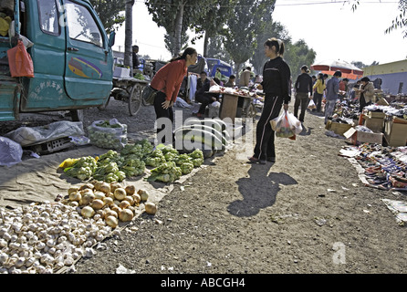 Cina Pechino le donne cinesi acquisto e vendita di frutta e verdura fresca nel mercato stradale sulla strada statale nei pressi di Pechino Foto Stock