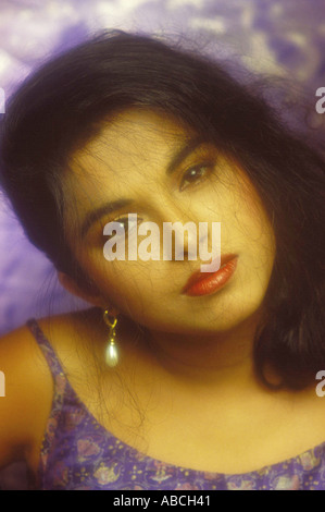 SSA70205 giovane donna Gavrani con i capelli sulla faccia indossando abito moderno guardando la telecamera con un sorriso Foto Stock