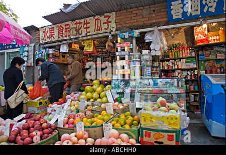 Cina Pechino piccolo negozio di quartiere che vendono di tutto dalla frutta fresca al gelato sigarette alcol Foto Stock