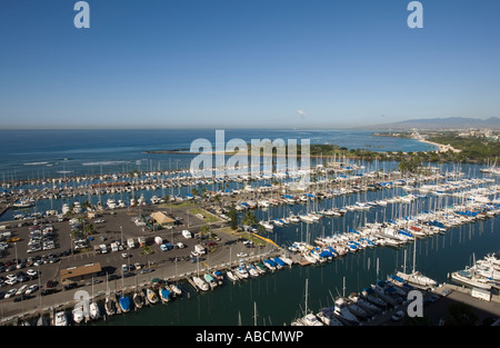 Ala Wai Yacht Harbor magica isola di Ala Moana Beach Park blue sky giorno Waianae Mountain Range in distanza, vista aerea Foto Stock