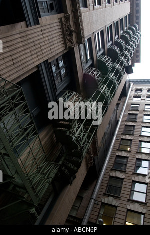 Un vecchio fire escape attaccato ad un edificio di appartamenti a Boston, Massachusetts. Foto Stock